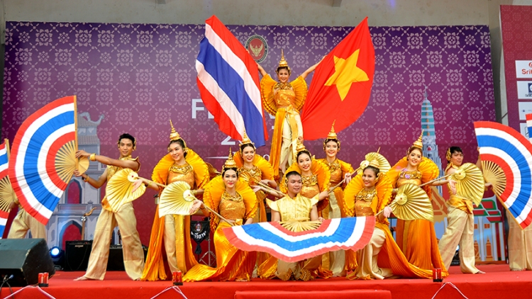 Chương trình nhằm giới thiệu đặc trưng văn hóa Việt Nam và Thái Lan nhân dịp kỷ niệm 45 năm ngày thiết lập ngoại giao Việt Nam - Thái Lan. (Nguồn ảnh: toquoc.vn)